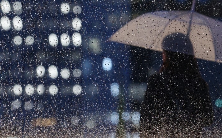 전국 곳곳에 비 소식과 함께 쌀쌀한 날씨가 이어지는 지난달 6일 오후 서울 종로구 광화문광장에서 시민들이 우산을 쓰고 이동하고 있다.