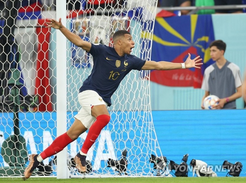 (도하=연합뉴스) 26일(현지시간) 카타르 도하 스타디움 974에서 열린 2022 카타르 월드컵 조별리그 D조 프랑스와 덴마크 경기. 프랑스 킬리안 음바페가 자신의 두번째 골을 성공시킨 뒤 환호하고 있다.