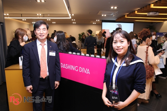 25일 개최된 ‘2022 K-Beauty Brands Show’에서 기념촬영을 하고 있다.왼쪽 두번째 NS홈쇼핑 고객지원본부장 김갑종 전무, 가운데 대한화장품산업연구원 이재란 원장, 보건복지부 박민수 2차관