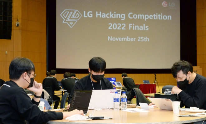 LG전자가 사이버보안의 중요성 인식 제고는 물론 SW 개발자들의 역량 향상, 우수 인재 발굴을 위해 최근 서울 양재동 소재 서초R&D캠퍼스에서 ‘LG 해킹대회 2022’를 열었다고 28일 밝혔다. LG전자는 참가자들이 해킹대회를 통해 배우고 경험한 것을 기반으로 현업에서 제품, 서비스, 내부 시스템 등을 사이버공격으로부터 보다 안전하게 보호하는 방안을 구축할 것으로 기대한다. 이를 통해 가전·TV·전장·B2B·신사업 등 전 영역의 글로벌 경쟁력을 한층 더 강화하고, 이는 궁극적으로 고객이 경험하는 제품과 서비스에도 긍정적인 영향을 준다. (사진 = LG전자 제공)