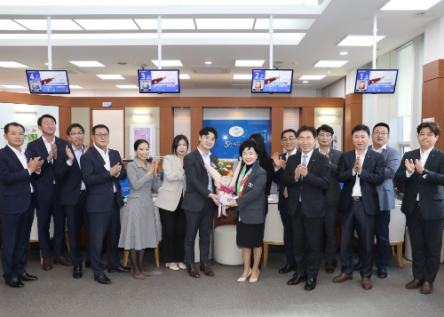 Sh수협은행(은행장 강신숙)은 지난 25일, 강신숙 은행장이 제주지역을 시작으로 취임 후 첫 현장 소통경영에 돌입했다고 밝혔다. 사진은 강 행장(가운데)이 제주지역금융본부를 찾아 현장경영을 마치고 직원들과 기념촬영을 하는 모습. / 사진 제공 = Sh수협은행