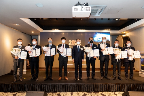 사진은 이종호 과기정통부 장관(사진 왼쪽 다섯번째) 등이 참석한 가운데 개최된 ‘2022 정보보호산업인의 밤’ 행사에서 NHN 보안정책실 조성민 CISO(사진 왼쪽 네번째)를 비롯한 수상자들이 기념촬영을 하고 있는 모습 / 사진 제공 = NHN