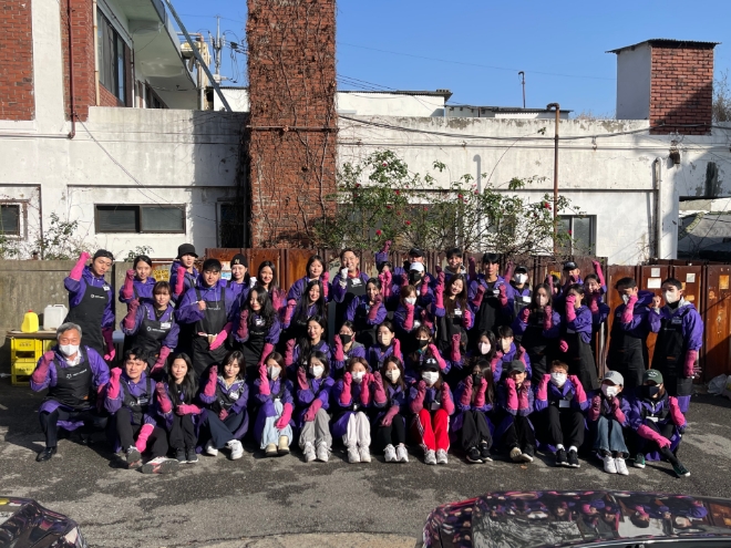 셀럽인, 서울시 관악구 어르신들에게 연탄 봉사 및 기부