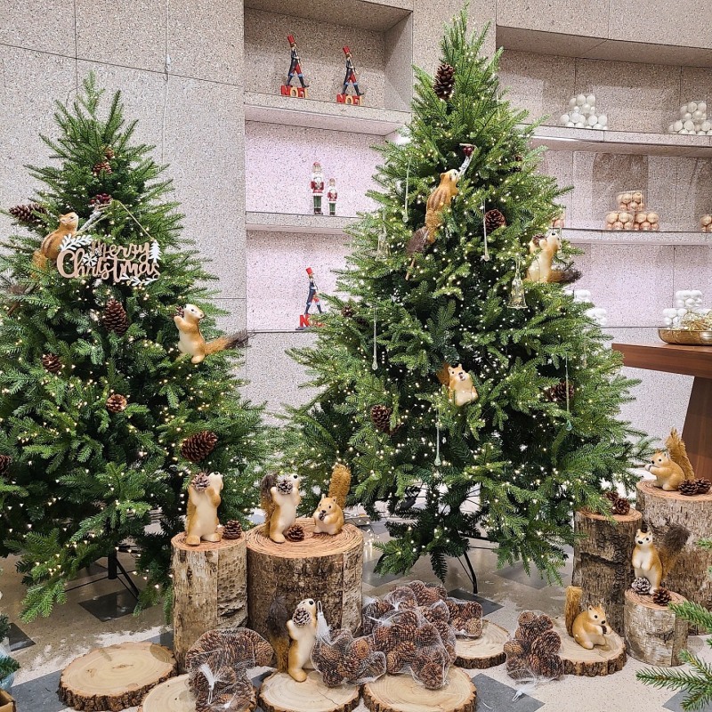 강남 H백화점에 전시되어 있는 노아바 프리미엄 크리스마스 트리 사진