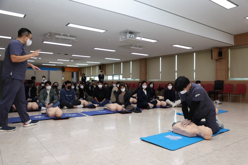 무안군 공무원 대상으로 응급처치 및 심폐소생술교육을 실시하는 모습 (사진제공 = 무안군)