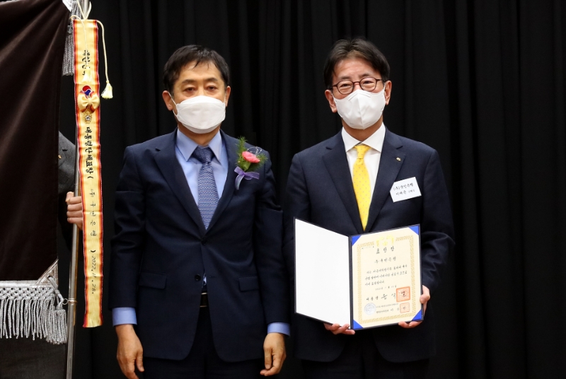 '제16회 자금세탁방지의 날' 행사에서 김주현 금융위원장(왼쪽), 이재근 KB국민은행장이 기념촬영을 하고 있다.