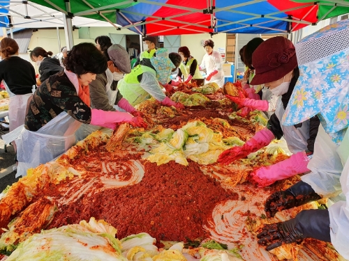 정읍시 내장상동에서 열린 김장김치 나눔 행사 모습 (사진제공 = 정읍시)