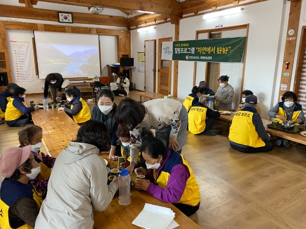 지난 24일 운영된 힐링 프로그램 '자연에서 호호(好好)' 모습 (사진제공 = 담양군)