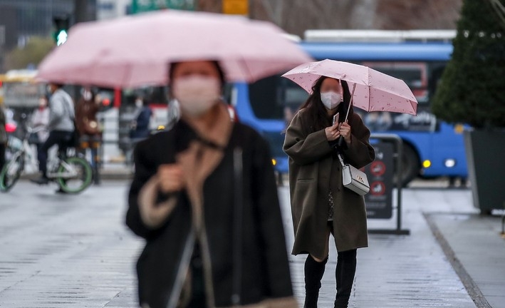 지난 28일 오전 서울 종로구 광화문네거리 인근에서 우산을 쓴 시민들이 이동하고 있다.