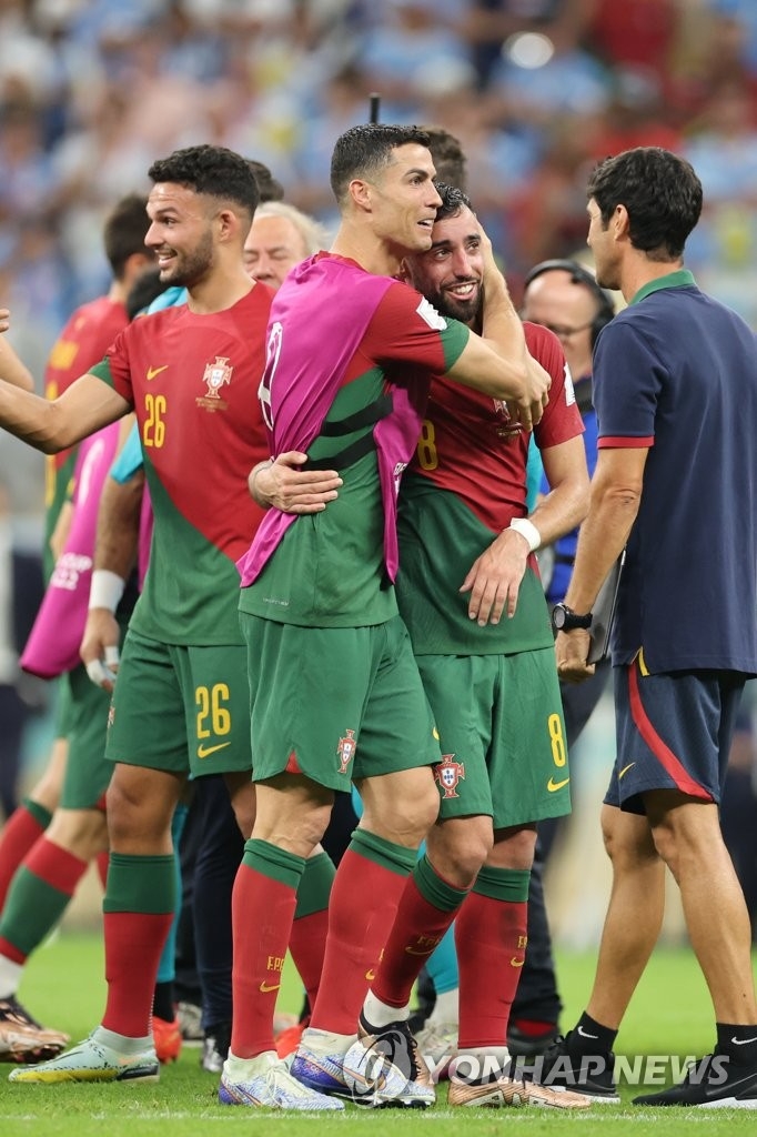 (루사일=연합뉴스) 28일 오후(현지시간) 카타르 루사일 스타디움에서 열린 2022 카타르 월드컵 조별리그 H조 2차전 포르투갈 대 우루과이의 경기. 2-0 승리로 16강 진출을 확정지은 포르투갈의 크리스티아누 호날두가 멀티골을 넣은 페르난드스를 축하해주고 있다.
