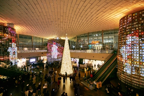 쇼핑테마파크 스타필드가 사랑 가득한 연말을 보내길 바라는 염원을 담아 ‘러브 투게더(Love Together)’를 테마로 클래식한 골드 트리부터 레고, 포켓몬, 크리스마스 요정까지 취향에 따라 온가족이 함께 즐길 수 있는 크리스마스 분위기를 연출, 고객들에게 다가오는 성탄절과 연말연시의 따뜻한 설렘을 선사한다. 사진은 스타필드 코엑스몰 별마당 도서관 전경. / 사진 제공 = 신세계프라퍼티