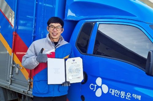 CJ대한통운 택배기사 심승보씨가 소방서에서 받은 표창장을 들고 기념사진 촬영을 하고 있다. / 사진 제공 = CJ대한통운