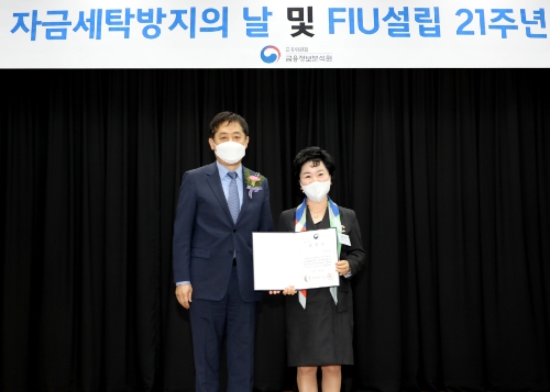 강신숙 수협은행장(오른쪽)이 김주현 금융위원장으로부터 표창장을 수여받고 기념촬영을 하는 모습. / 사진 제공 = Sh수협은행