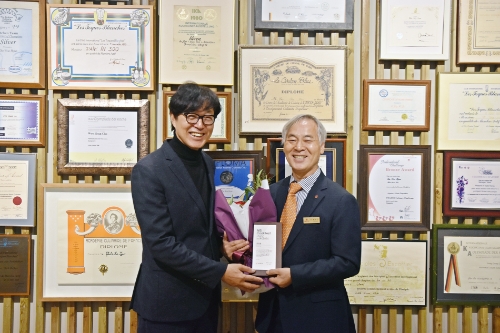 (왼쪽부터) NS홈쇼핑 커뮤니케이션 본부 김용만 상무가 한식조리박물관 최수근 관장에게 NS쿡페스트 공로패를 전달했다. / 사진 제공 = NS홈쇼핑