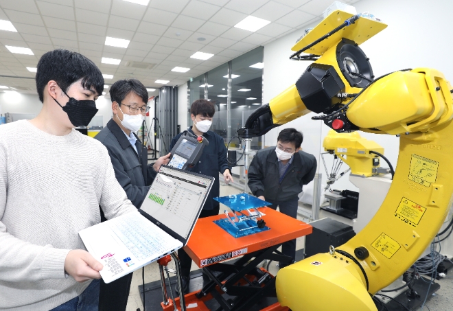 LG유플러스는 생산자동화 전문기업 한국화낙(FANUC)과 함께 중소·중견기업이 사용할 수 있는 스마트팩토리 솔루션을 개발한다고 29일 밝혔다. 사진은 양사 직원들이 FANUC 3D 비전 센서를 통한 AI 빈 피킹(bin picking)하는 과정을 U+스마트팩토리 관제시스템을 통해 모니터링 하는 모습. (사진 = LG유플러스 제공)