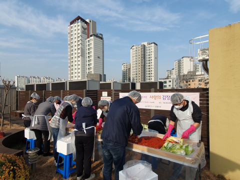 용산꿈나무종합타운 직원들이 교육 소외계층 청소년 가정에 전달할 김장김치를 담그고 있다