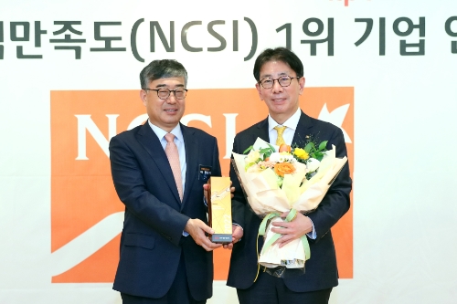 29일 서울시 중구에 위치한 롯데호텔에서 열린 '2022년도 국가고객만족도(NCSI) 1위 기업 인증식'에서 (왼쪽)안완기 한국생산성본부 회장과 (오른쪽)이재근 KB국민은행장이 기념촬영을 하고 있다. / 사진 제공 = KB국민은행