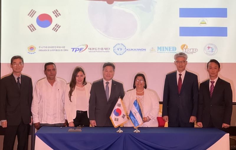 (사진 왼쪽부터)서현석 니카라과한인회장, Salvador Zavala 니카라과 태권도협회장, Maiquelin lopes 체육부 청장, 태권도진흥재단 김용 진흥본부장, Lilliam Esperanza Herrera Moreno 니카라과 교육부 장관, 주니카라과대한민국대사관 신성기 대사, 진광윤 국기원 해외파견 사범 파견사범