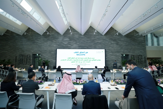 1784에서 네이버의 기술력에 대해 설명을 듣고 있는 사우디아라비아 장관 일행