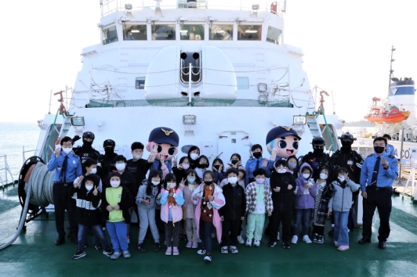 함정견학 행사 단체 사진 (사진제공 = 목포해양경찰서)