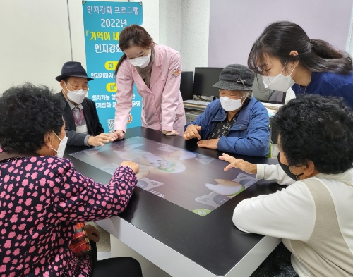 어르신들이 해피테이블을 이용하여 게임을 진행하는 모습 (사진제공 = 함평군)