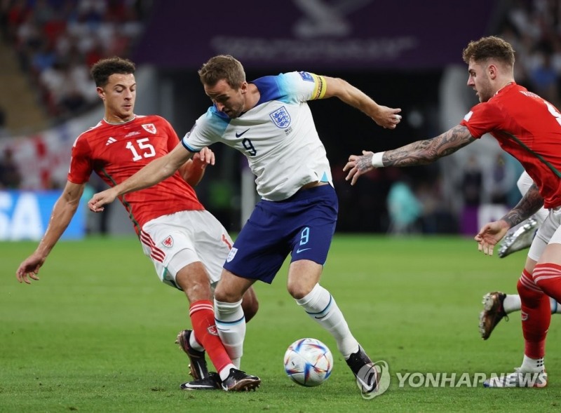 (알라이얀=연합뉴스) 30일 오전(한국시간) 카타르 알라이얀의 아흐마드 빈 알리 스타디움에서 열린 2022 카타르 월드컵 조별리그 B조 3차전 웨일스와 잉글랜드 경기.잉글랜드 해리 케인(9번)이 웨일스 이선 앰퍼두와 공을 다투고 있다.