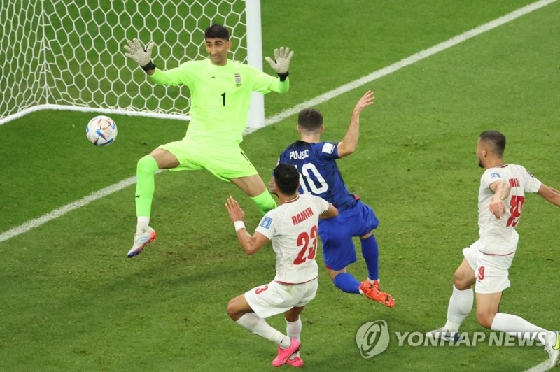 (도하=연합뉴스) 29일 오후(현지시간) 카타르 도하 앗수마마 스타디움에서 열린 2022 카타르 월드컵 B조 조별리그 3차전 이란과 미국의 경기.미국의 크리스천 풀리식이 첫 골을 넣고 있다.