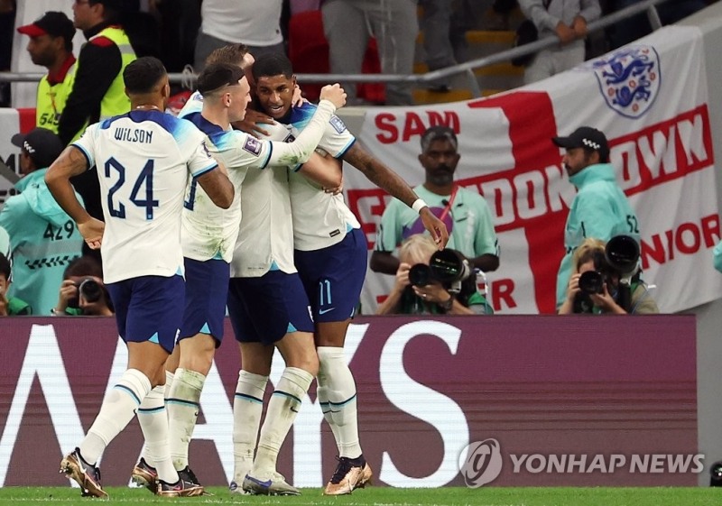 (알라이얀=연합뉴스) 30일 오전(한국시간) 카타르 알라이얀의 아흐마드 빈 알리 스타디움에서 열린 2022 카타르 월드컵 조별리그 B조 3차전 웨일스와 잉글랜드 경기.잉글랜드 마커스 래시퍼드가 팀의 세번째 골을 성공시 뒤 동료들과 기쁨을 나누고 있다.
