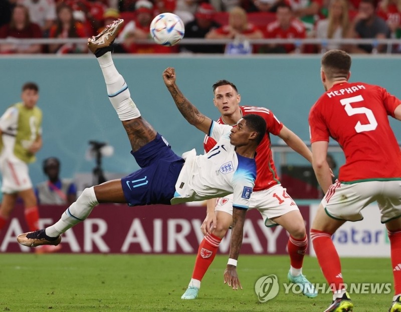 (알라이얀=연합뉴스) 30일 오전(한국시간) 카타르 알라이얀의 아흐마드 빈 알리 스타디움에서 열린 2022 카타르 월드컵 조별리그 B조 3차전 웨일스와 잉글랜드 경기.잉글랜드 마커스 래시퍼드가 환상적인 오버헤드 킥을 차고 있다.