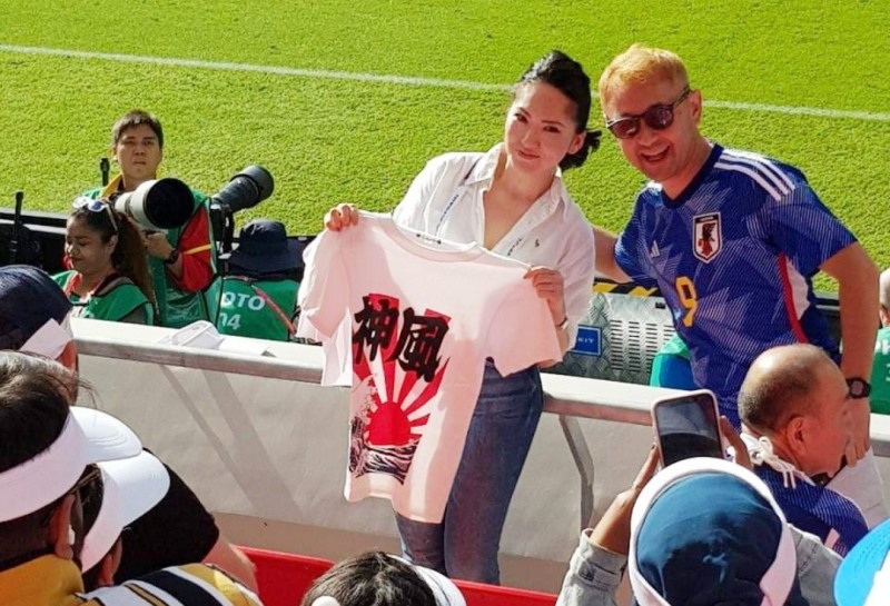 카타르 월드컵에서 욱일기 응원 뿐만 아니라 욱일기 티셔츠 등 다양한 방식으로 응원을 펼친 일본 서포터스 (카타르 현지 누리꾼 제보)
