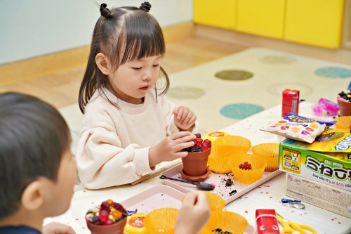 아이들이 냠냠연구소X칠성오가닉 화분만들기로 즐거운 시간을 보내고 있다. / 사진 제공 = 롯데제과