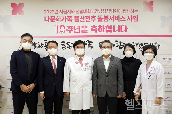 (왼쪽부터)서울시여성가족정책실임지훈과장,김재진서울시의회의원,이영구병원장,최호권영등포구청장,박영숙영등포노인종합복지관장,최경애사회사업팀장