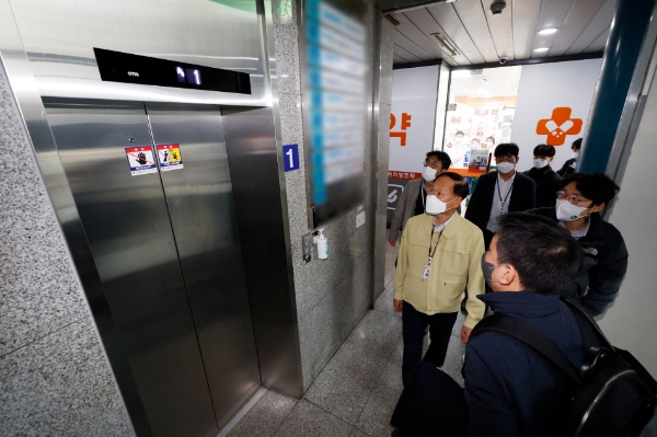 화물연대 파업과 관련해 정부가 시멘트 분야 운송거부자 업무개시명령을 내린 29일 오후, 국토교통부 조사관이 서울 시내 한 시멘트 업체에 운송거부자 확인을 위한 현장 조사를 하기 위해 이동하고 있다. / 연합뉴스