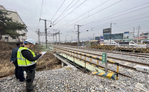 국가철도공단 충청본부 관계자가 지난 22일(화) 진원지 인근 충북선 독정천교(주덕~달천역 구간)를 민간전문가와 함께 점검하고 있다. / 사진 제공 : 국가철도공단