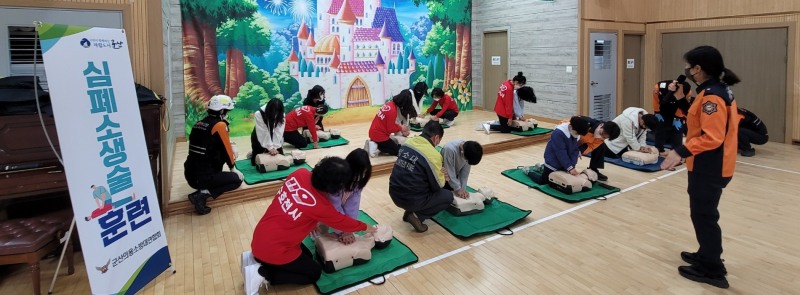 민방위 대원 대상으로 실시 된 심폐소생술 교육 모습 (사진제공 = 군산시)