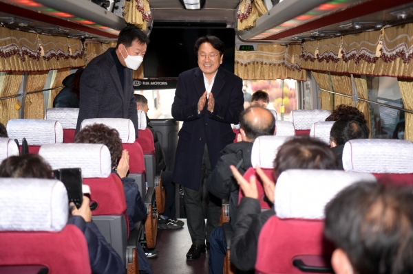 강기정 광주광역시장이 30일 오전 '2022 시민감사관 워크숍'에 참석하기 위해 버스에 탑승한 시민감사관들을 격려하고 있다 (사진제공 = 광주광역시)