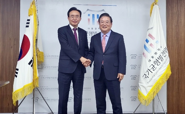 윤병태 전남 나주시장(좌)이 우동기 위원장(우)과 면담을 마친 후 기념촬영을 하고 있다 (사진제공 = 나주시)