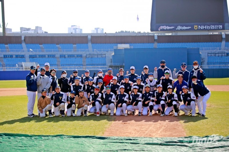 NC다이노스, 창원시 여자야구단 ‘창미야’ 초청해 재능기부…공필성 퓨처스 감독 등 5명이 맟춤 훈련 지도