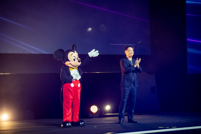 2022년 11월 230일 (현지시간) 싱가포르 마리나 베이 샌즈에서 개최된 '디즈니 콘텐츠 쇼케이스 2022'에서 루크 강 월트디즈니 컴퍼니 아태지역 총괄사장이 미키마우스와 함께 이야기하고 있다. 사진 제공=월트디즈니 컴퍼니