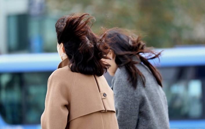 찬바람이 불면서 초겨울 날씨를 보인 지난달 29일 오후 서울 강남구 한 거리에서 시민들이 칼바람을 맞으며 길을 걷고 있다.