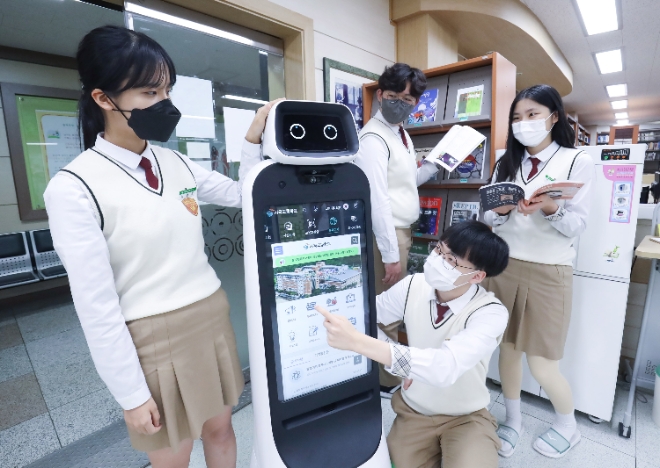 LG전자가 초∙중∙고등학교에 학생들의 디지털 교육을 위해 LG 클로이 가이드봇을 공급한다. 경북 구미시 사곡고등학교에서 학생들이 LG 클로이 가이드봇을 체험하고 있다. (사진 = LG전자 제공)