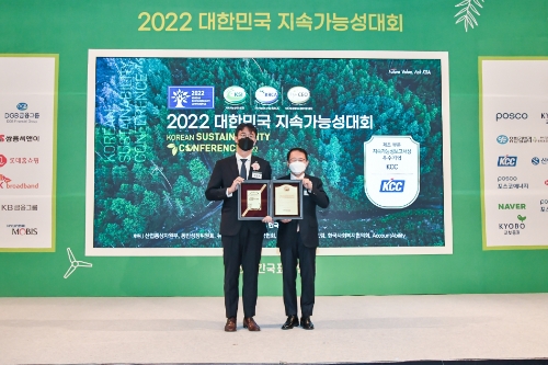 (왼쪽) 김상준 KCC 상무와 강명수 한국표준협회 회장이 기념사진을 촬영하고 있다 / 사진 제공 = KCC