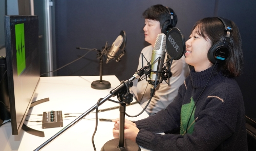 롯데건설 주니어보드가 오디오북 제작을 위해 녹음을 하고 있다(사진 왼쪽), ‘두리안의 전설’ 동화책 표지(사진 오른쪽) / 사진 제공 = 롯데건설