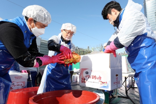 국가철도공단 김한영 이사장(가운데)이 1일(목) 행복한 어르신 복지관(대전 동구) 관계자들과 2022년 사랑의 김장 나눔 행사를 시행하고 있다. / 사진 제공 = 국가철도공단
