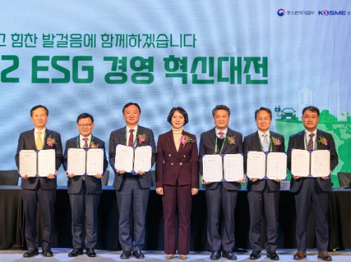 지난 11월 30일 서울시 종로구 포시즌스호텔에서 열린 '중소기업 ESG 지원 업무 협약식'에서 이영 중소벤처기업부 장관(가운데), 김학도 중소벤처기업진흥공단 이사장(오른쪽 세 번째), 정문철 KB국민은행 중소기업고객그룹 대표(왼쪽) 및 협약기관 관계자들이 기념 촬영을 하고 있다. / 사진 제공 = KB국민은행