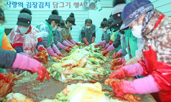 25일 함평군 엄다면 새마을부녀회원들이 모여 김장김치를 담그고 있는 모습 (사진제공 = 함평군)