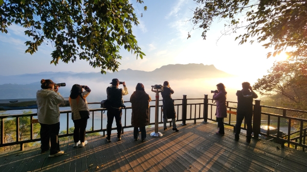 아카데미 수강생들이 화순적벽 출사 수업을 진행하는 모습 (사진제공 = 화순군)