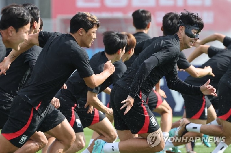 (도하=연합뉴스) 2022 카타르 월드컵 조별리그 3차전 포르투갈과의 경기를 앞둔 축구대표팀의 손흥민, 황희찬 등 선수들이 1일 오전(현지시간) 카타르 도하 알에글라 훈련장에서 훈련하고 있다.