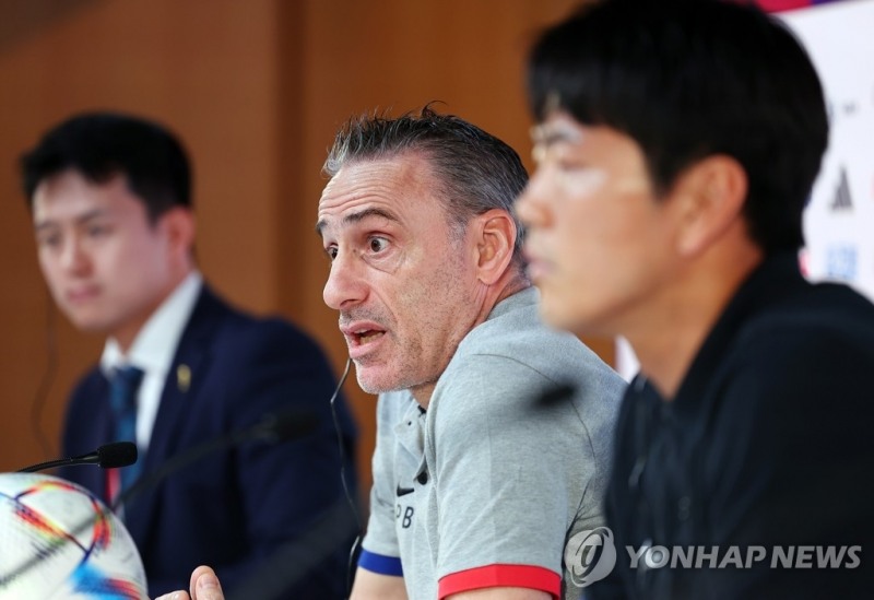 (알라이얀=연합뉴스) 2022 카타르 월드컵 조별리그 3차전 포르투갈과의 경기를 하루 앞둔 1일(현지시간) 카타르 알라이얀의 카타르 국립 컨벤션센터(QNCC)에 마련된 미디어센터(MMC)에서 파울루 벤투 감독과 김영권이 기자회견을 하고 있다.