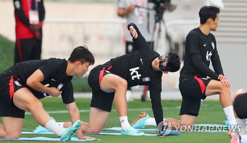 한국 선수들이 몸을 풀고 있다.